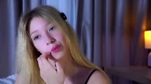 Snapshot of sunnmoonn chatting on July 18, 2026, 11:30 pm Lily online show from July 18, 2026, 11:30 pm