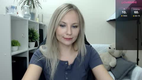 Snapshot of sunny_bunny6 chatting on October 16, 2025, 1:39 am Naomi online show from October 16, 2025, 1:39 am