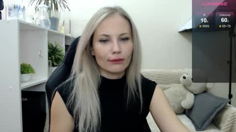 Snapshot of sunny_bunny6 chatting on October 22, 2025, 4:35 am Naomi online show from October 22, 2025, 4:35 am