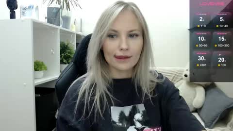 Snapshot of sunny_bunny6 chatting on October 28, 2025, 3:54 am Naomi online show from October 28, 2025, 3:54 am