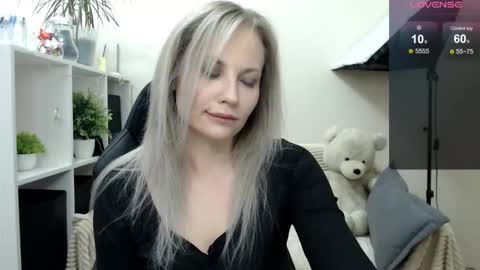 Snapshot of sunny_bunny6 chatting on November 5, 2025, 10:48 am Naomi online show from November 5, 2025, 10:48 am