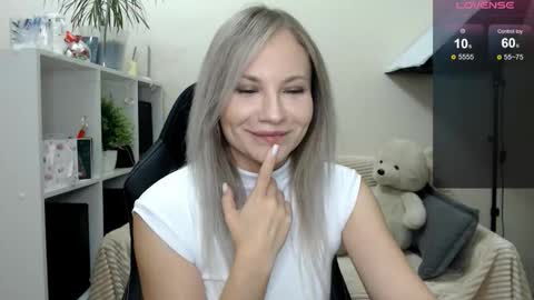 Snapshot of sunny_bunny6 chatting on November 10, 2025, 4:33 am Naomi online show from November 10, 2025, 4:33 am