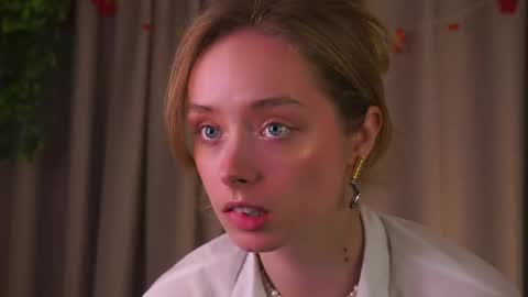 Snapshot of sunnymiu chatting on December 5, 2025, 12:08 am Helga online show from December 5, 2025, 12:08 am