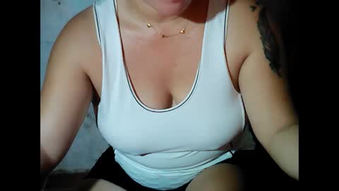 sunshine_38 online show from October 28, 2025, 9:17 pm