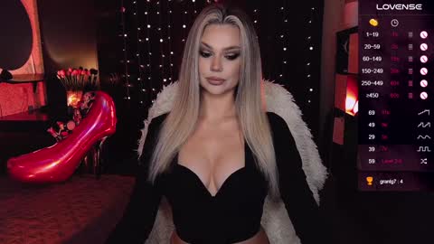 Snapshot of sunshine_vibes chatting on January 4, 2025, 2:25 am Mistress Molly online show from January 4, 2025, 2:25 am