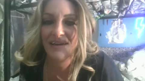Snapshot of sunshynedreamz chatting on October 4, 2025, 8:12 am sunshynedreamz online show from October 4, 2025, 8:12 am