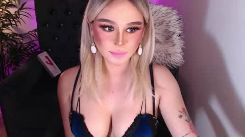 Snapshot of superh0tangelxx chatting on December 11, 2024, 5:00 am CARMINA online show from December 11, 2024, 5:00 am
