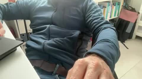 Snapshot of surfstar81 chatting on October 31, 2025, 11:22 am surfstar81 online show from October 31, 2025, 11:22 am