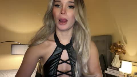 Snapshot of surprisecockmia chatting on November 4, 2025, 5:28 am Mia online show from November 4, 2025, 5:28 am