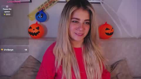 Snapshot of sweet_bella_valery_ chatting on October 29, 2025, 10:11 pm Bella Valery online show from October 29, 2025, 10:11 pm