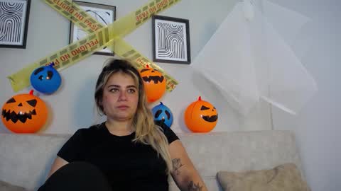 Snapshot of sweet_bella_valery_ chatting on October 30, 2025, 10:10 pm Bella Valery online show from October 30, 2025, 10:10 pm