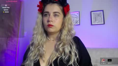 Snapshot of sweet_bella_valery_ chatting on November 3, 2025, 10:10 pm Bella Valery online show from November 3, 2025, 10:10 pm