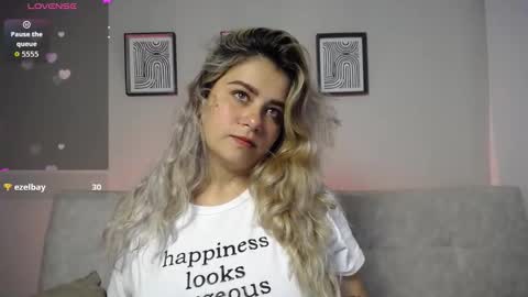 Snapshot of sweet_bella_valery_ chatting on November 12, 2025, 9:36 pm Bella Valery online show from November 12, 2025, 9:36 pm