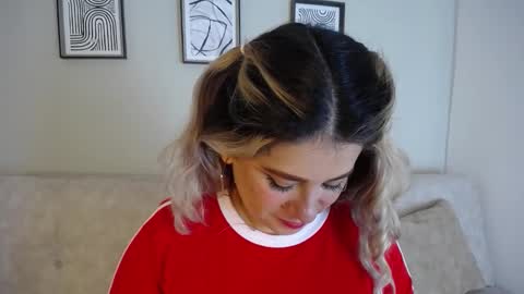 Snapshot of sweet_bella_valery_ chatting on November 24, 2025, 10:53 pm Bella Valery online show from November 24, 2025, 10:53 pm