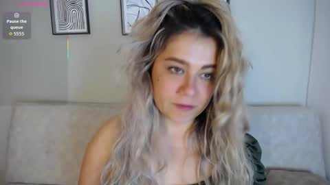 Snapshot of sweet_bella_valery_ chatting on November 25, 2025, 10:10 pm Bella Valery online show from November 25, 2025, 10:10 pm