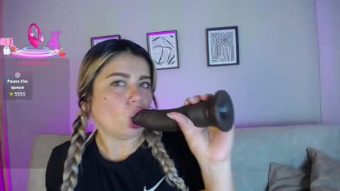 Snapshot of sweet_bella_valery_ chatting on December 2, 2025, 10:27 pm Bella Valery online show from December 2, 2025, 10:27 pm