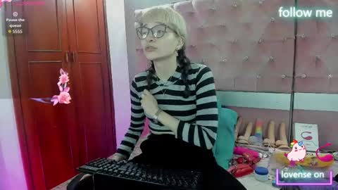  emmili  online show from December 22, 2025, 12:02 pm