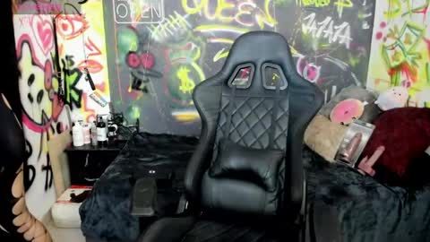 Snapshot of sweet_joint_girl chatting on May 25, 2026, 5:19 pm Dahnna online show from May 25, 2026, 5:19 pm