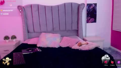 sweet_naomy01 online show from October 31, 2025, 5:08 am