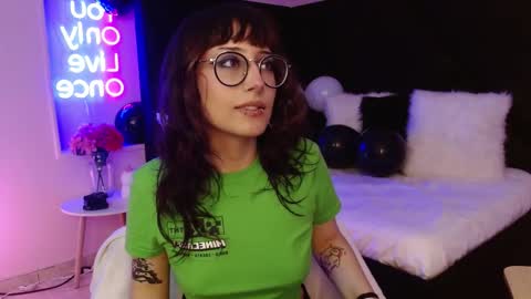 Snapshot of sweet_roxanee chatting on November 8, 2025, 4:12 am Roxanee online show from November 8, 2025, 4:12 am