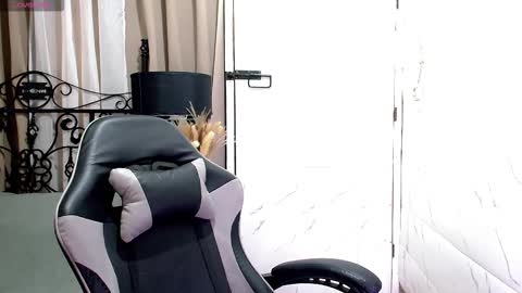 Snapshot of sweet_sirenxx chatting on November 6, 2025, 11:26 pm Leah online show from November 6, 2025, 11:26 pm