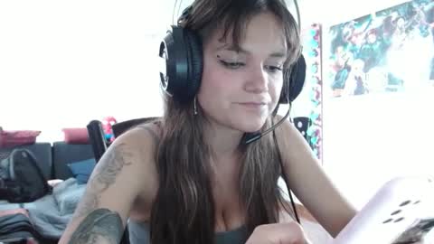 Bella  online show from September 22, 2025, 4:42 pm