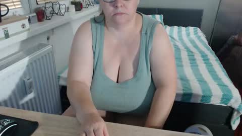 Sweetboobs85h online show from October 28, 2025, 5:04 pm