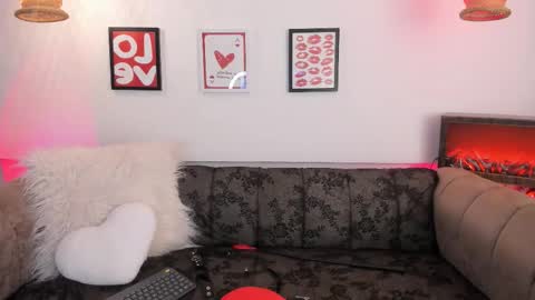 Lunita dim online show from March 19, 2026, 8:02 pm