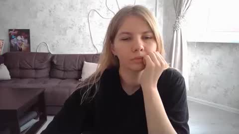 Snapshot of sweetieefox chatting on September 12, 2025, 6:46 am SweetieeFox online show from September 12, 2025, 6:46 am