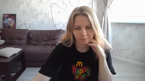 Snapshot of sweetieefox chatting on September 23, 2025, 6:27 am SweetieeFox online show from September 23, 2025, 6:27 am