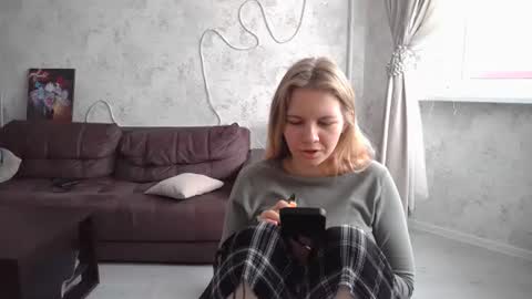 Snapshot of sweetieefox chatting on September 25, 2025, 6:39 am SweetieeFox online show from September 25, 2025, 6:39 am