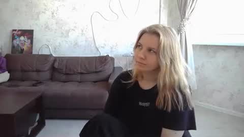 Snapshot of sweetieefox chatting on October 1, 2025, 6:52 am SweetieeFox online show from October 1, 2025, 6:52 am