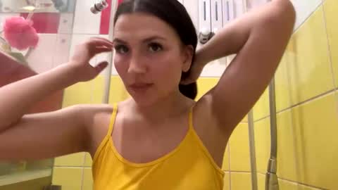 Lia online show from April 17, 2026, 7:50 pm