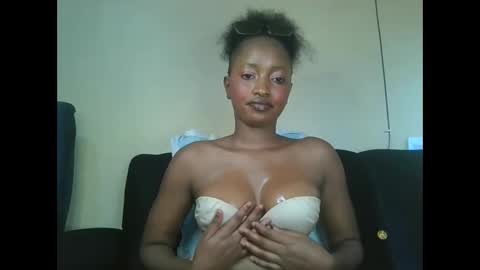 Snapshot of sweetmama06 chatting on November 17, 2025, 12:00 pm sweetmama06 online show from November 17, 2025, 12:00 pm