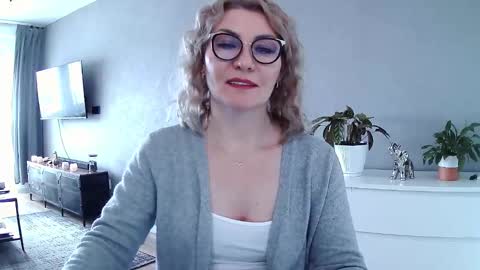 sweetmarthaaa online show from February 8, 2026, 12:19 pm