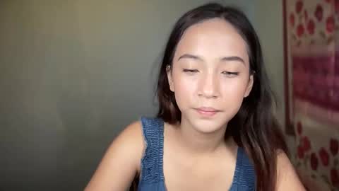 Mia online show from November 17, 2025, 1:17 pm