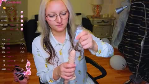 Hot Candy online show from November 9, 2025, 11:30 am