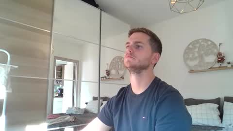 syl092 online show from September 30, 2025, 3:39 pm