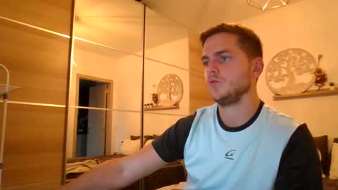 syl092 online show from October 1, 2025, 5:30 pm