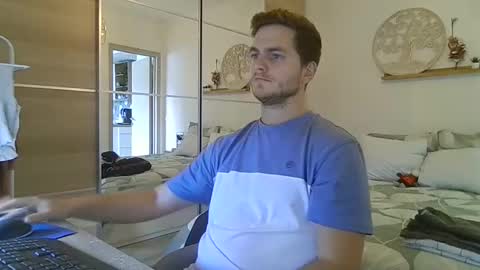 syl092 online show from November 9, 2025, 1:53 pm