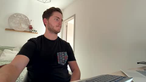 syl092 online show from April 8, 2026, 3:34 pm