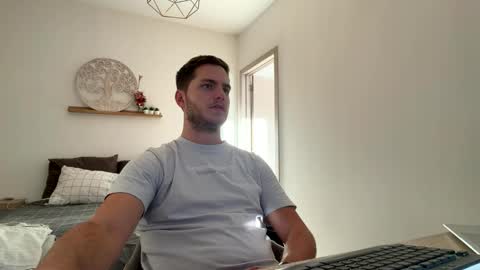 syl092 online show from April 14, 2026, 5:19 pm