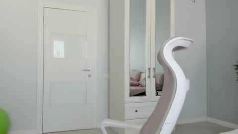 Snapshot of synop_sis chatting on October 18, 2025, 8:37 am Mila online show from October 18, 2025, 8:37 am