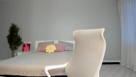 Snapshot of synop_sis chatting on October 28, 2025, 12:47 am Mila online show from October 28, 2025, 12:47 am