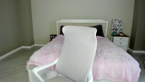 Snapshot of synop_sis chatting on November 7, 2025, 8:47 am Mila online show from November 7, 2025, 8:47 am