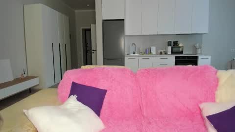 Snapshot of synop_sis chatting on November 17, 2025, 8:31 am Mila online show from November 17, 2025, 8:31 am