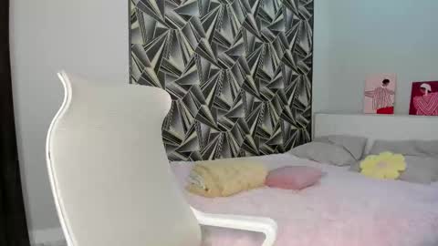 Snapshot of synop_sis chatting on December 4, 2025, 1:48 am Mila online show from December 4, 2025, 1:48 am