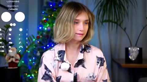 Mia online show from December 25, 2024, 7:46 am