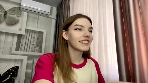 Snapshot of tarahmelaun chatting on March 1, 2026, 9:22 am Mia online show from March 1, 2026, 9:22 am