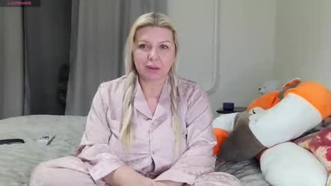 Tasha  Moon online show from December 15, 2025, 8:02 pm